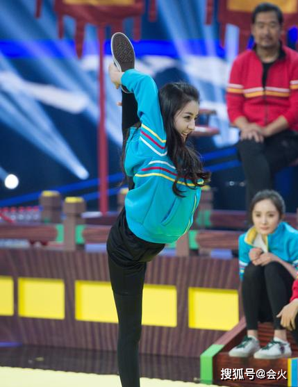 "国民媳妇"海清大秀一字马!紧身裤勒出筷子腿,片场与男星热舞