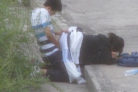 母亲与男子公园活春官女生撞见母亲和姑父偷情