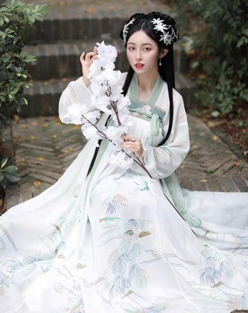 5岁女孩穿汉服在大唐不夜城跳舞,小女孩好自信呀,真好