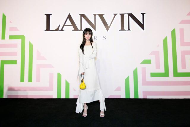 郑爽提"梨包"走红毯,一切都很美只是鞋太小,脚趾头都在外露着