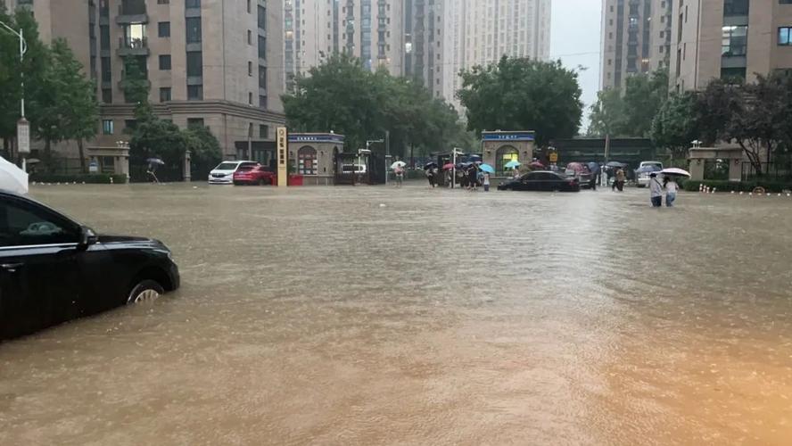 我在现场 | 记者直击郑州特大暴雨:整个城市都在水中"