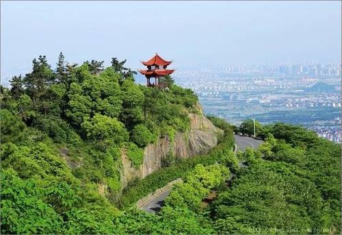 白龙寺的山门不大, 航坞听梵却是萧山十景之一, 寺里的晨钟暮鼓远播