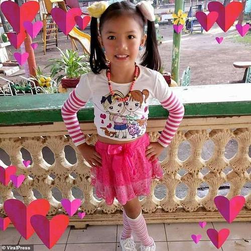 八岁小女孩面对持枪歹徒勇敢出手抢我爸爸的钱就要付出代价
