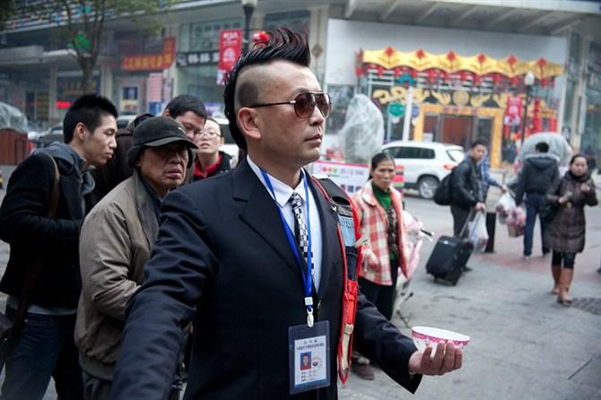 最潮乞丐周飞一身潮装全国巡回演出 日赚千元 - 774508475的日志