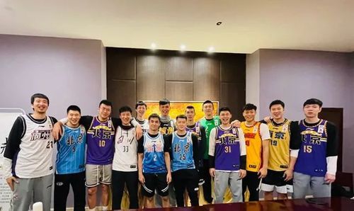 雷蒙晒前八一队合影,名记赞其为"好图",球迷直言:郭昊文呢?