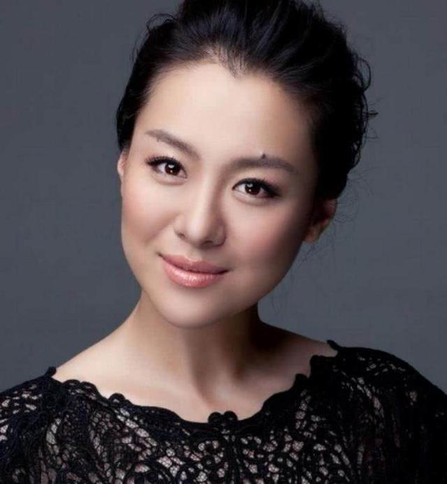 沈傲君年轻时,美貌赛西施惊艳众人,今44岁早已结婚生子