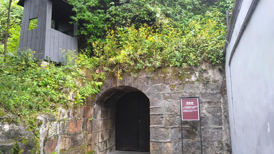 白驹自诩是白居易的后代,借用白居易别号"香山居士",把别墅取名为"