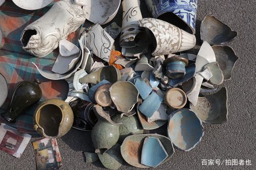 残破的碎瓷片,据说是窑厂旧址里挖出来的东西.