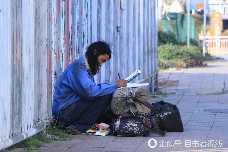 春节临近深圳街头现"空城" 流浪汉坐地上苦练字