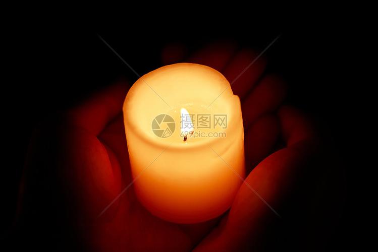 捧着蜡烛的手祈福