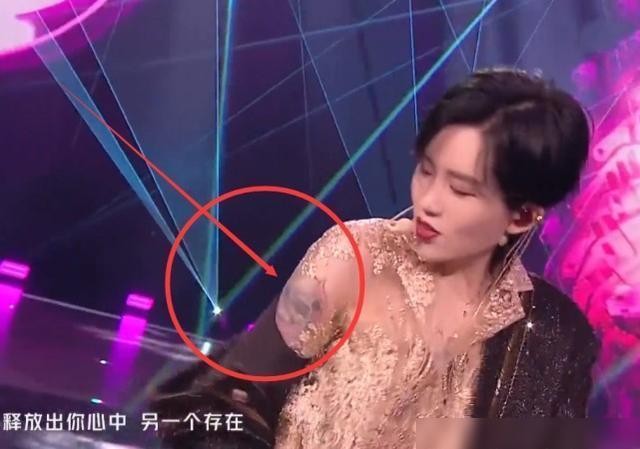 陆柯燃外套滑落,肩部"纹身"意外露出,纹身图案让人惊艳