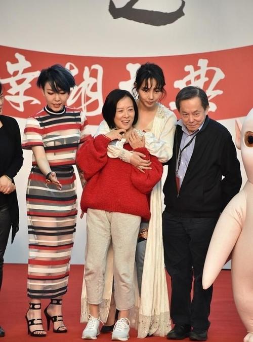 王京花搭配太有年轻范了吧,王京花选择得非常软弱温柔的红色毛衣,从而