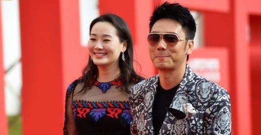 靠第一任老婆走红,靠第二任老婆发家致富,今48岁成!