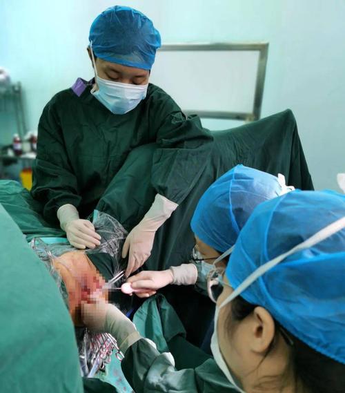 惊六旬老人拳头大小子宫脱出体外