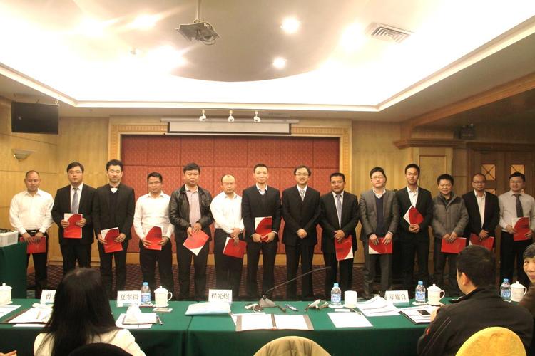 图五:区域总裁程光煜(左八)与各项目负责人合影