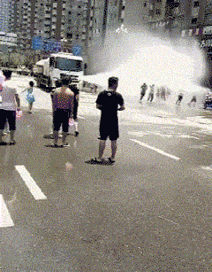 搞笑段子:昨天下班回家看见我哥扶着腰一瘸一拐