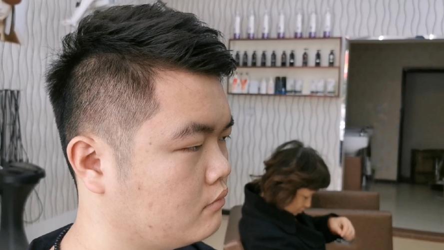 大圆脸男生发型,就剪这款网红"短碎"发型,修颜精神显气质,百搭干净不