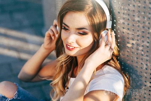 听音乐的女人
