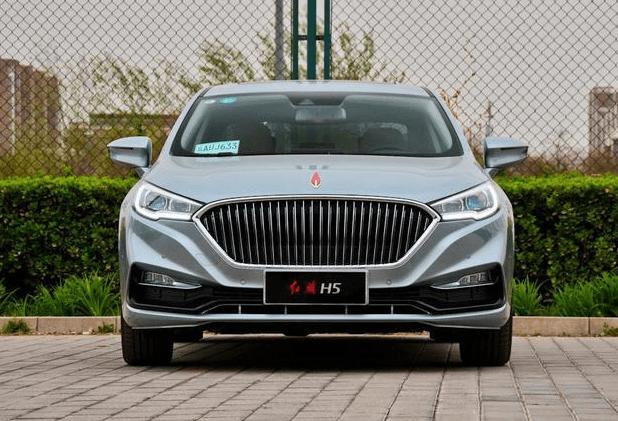 红旗h5(参数|图片)的前脸竖条装大嘴格栅气场十足,车头红旗标识格调