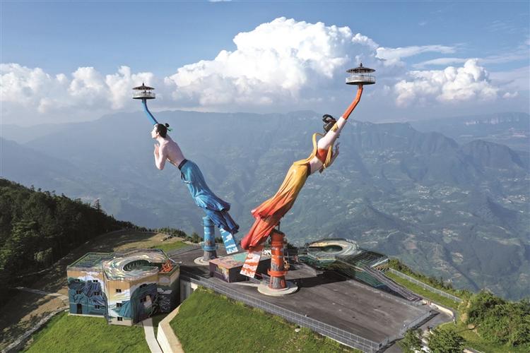 重庆市白马山天尺情缘景区获悉,由温企设计制造的网红景点"飞天之吻"