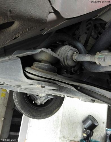 检查底盘时发现前悬挂的下摆臂胶套脱落,难怪出现了异响