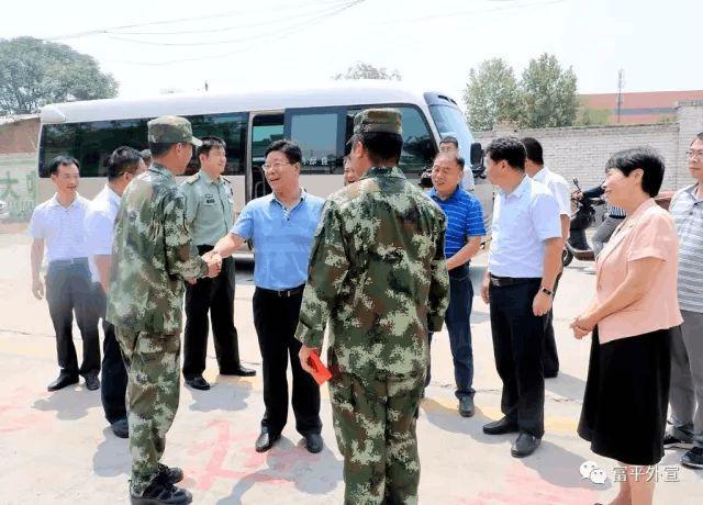 富平县张海乾县长慰问部队官兵共话军民情深