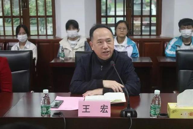在此次捐赠仪式上,海南中学校长王宏表示,感谢海南省福彩中心对