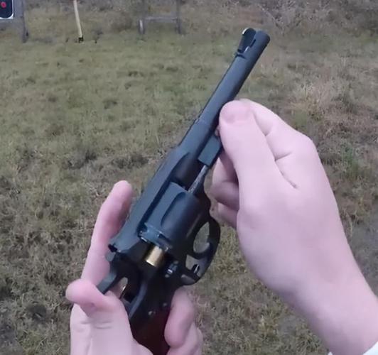 弹巢后部的活门,装弹和退壳时需要打开纳甘m1895转轮枪虽然解决了密闭