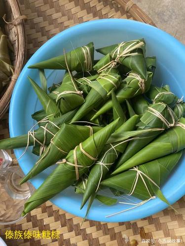 是傣族傣味糍粑和糖棕,糍粑相信大家都吃过,粽子跟不用多说,但是傣族