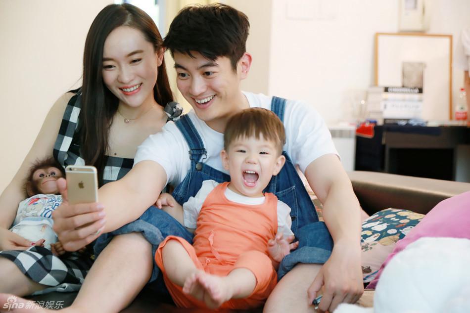 霍思燕杜江全家温馨遛狗 嗯哼萌萌亲骆驼 (11/13)