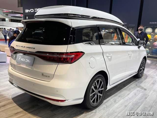 比亚迪宋max dm-i实车亮相,油电两用,油耗4.4l,车顶带