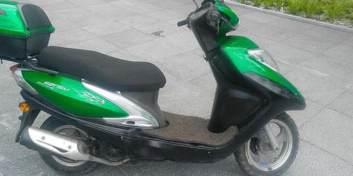 出钱江125踏板摩托