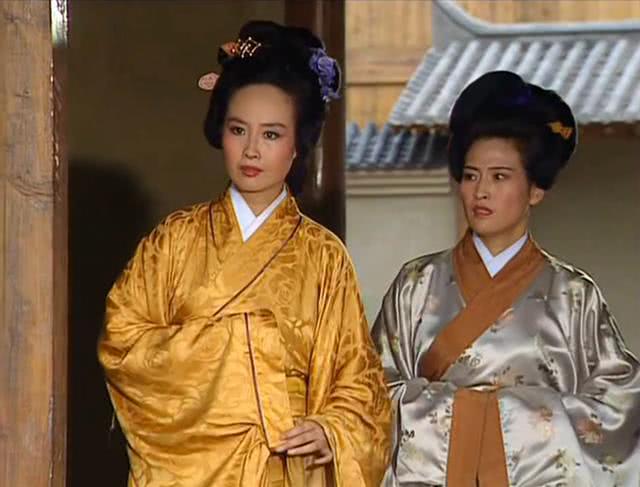 可是糜夫人和甘夫人都被吕布给抢了,第一次是张飞醉酒,刘备