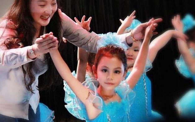 现在三年过去了,霓娜也已经七岁了,和之前的样子比她漂亮了许多,五官