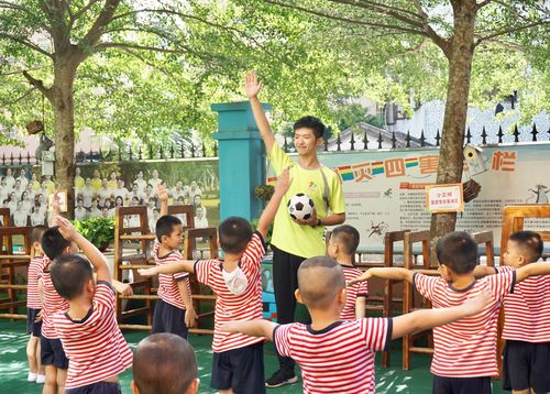 热烈欢迎足球特色幼儿园调研小组莅临海口市秀峰幼儿园进行指导