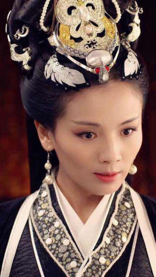 原创古装剧里的皇后造型大盘点 谁最美艳 最霸气呢?