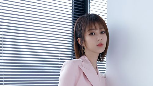 回车桌面>电脑壁纸>明星>大陆明星>杨紫帅气时尚写真> 相关标签杨紫