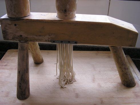 用饸饹床压制成条状