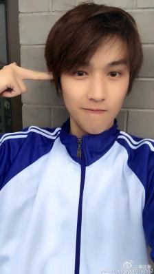 真是校园男神 穿校服都这么好看