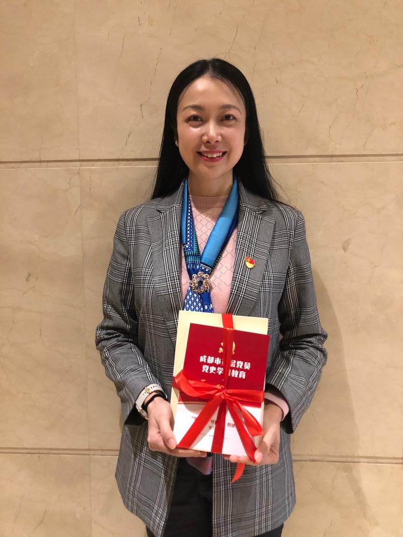锦江区盐道街小学教育集团党委书记罗晓航领取"党史学习包"