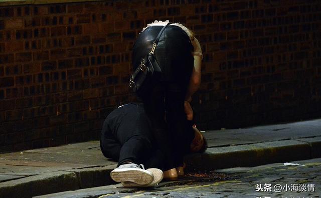 女子醉酒被人捡尸关键时刻突然呕吐女人安全意识不能丢
