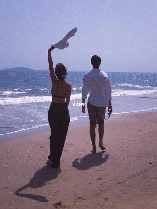 爱得洒脱_拍照姿势_男朋友_沙滩_海边_情侣拍照姿势_情感_两性