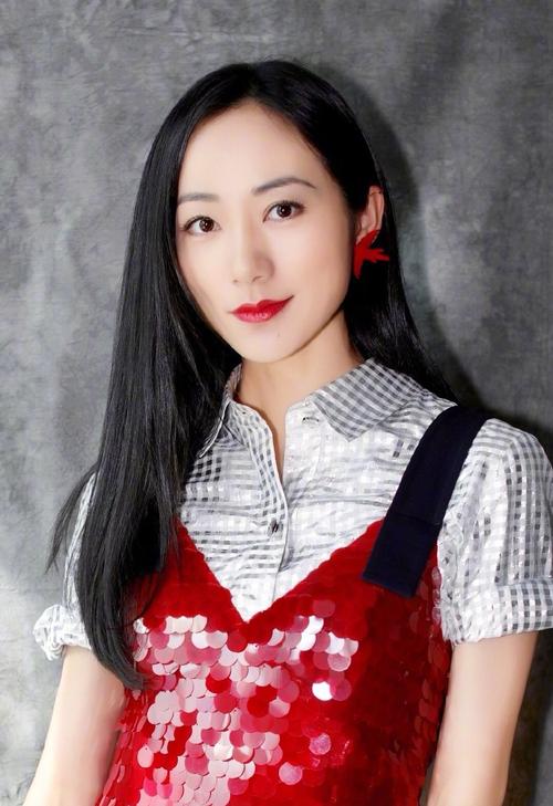 一页笔记本 2020-08-02 09:52 韩雪穿着一身红色珠片高衩裙,大白