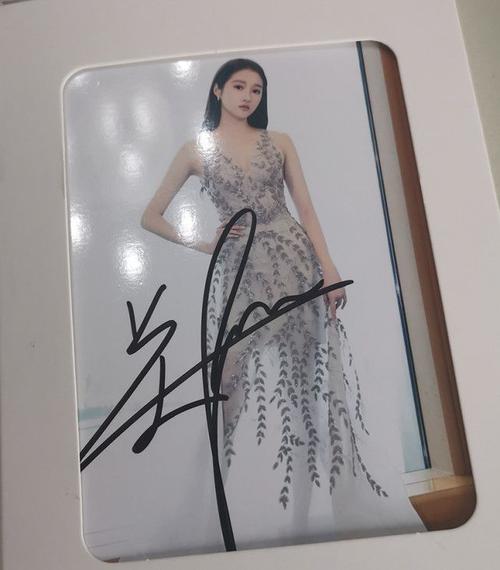 传鹿晗关晓彤已分手?网友曝二人3月曾一起恩爱吃饭,还齐留签名