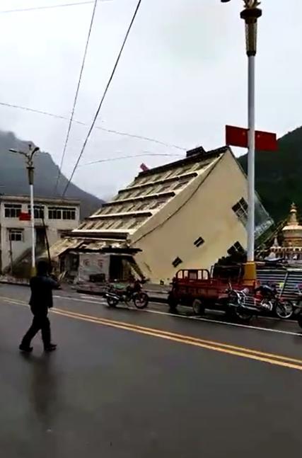 西藏江达县遭强降雨大货车被冲走整栋楼倒塌