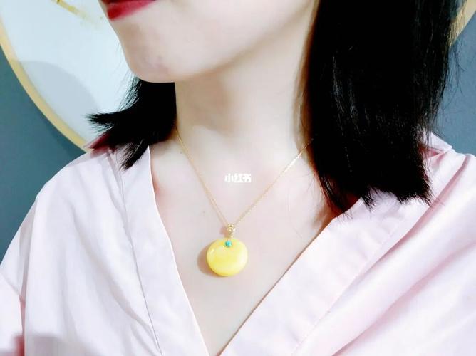 白花蜜蜡公主扣吊坠_蜜蜡_吊坠_绿松石_颜色搭配_18k金_时尚_配饰