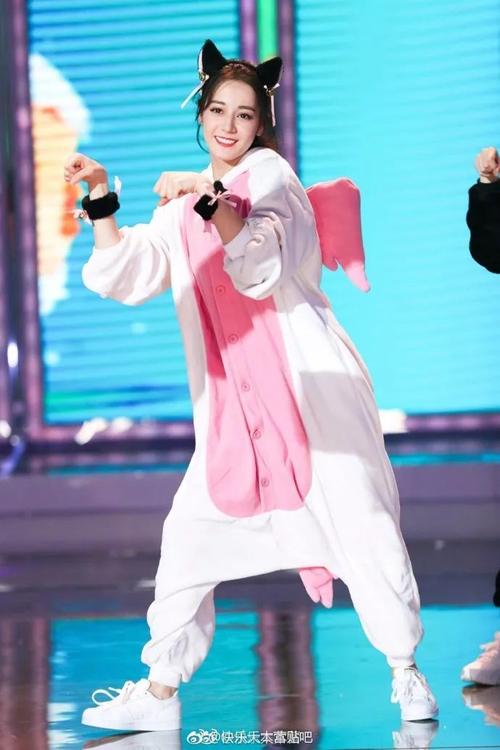 43岁的何炅骑上儿童小三轮装嫩实力碾压奋力跳舞卖萌的迪丽热巴