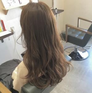 中长发发尾烫出这种波浪卷发也是美到不行,看起来很有灵动感,像这样