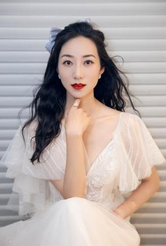 简介:韩雪轻纱裙性感优雅写真图片,分享一组韩雪图片给大家,图中的