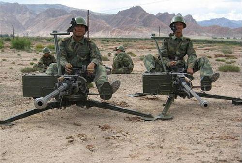 02式高射机枪大量采用铝合金和钛合金材料,整枪重量只有73千克,仅为